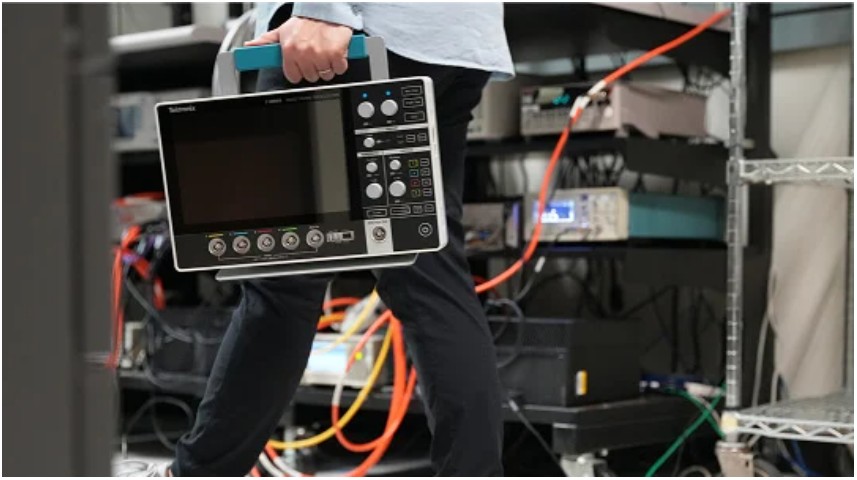 Tektronix-2-Series-MSO-Portable-handheld-oscilloscope-for-daily-debug-and-test